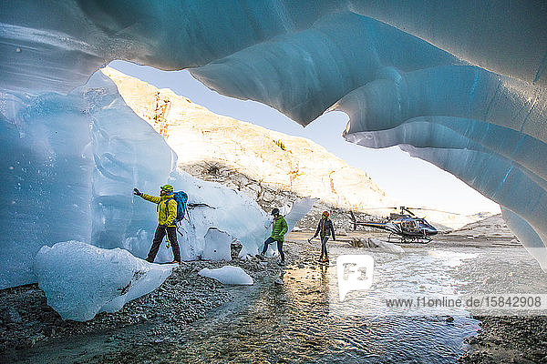Forscher betreten eine Gletscherhöhle in der Nähe von Vancouver  B.C.
