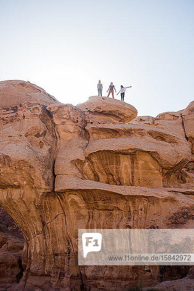 Drei Wanderer erkunden einen malerischen Canyon in der Wüste
