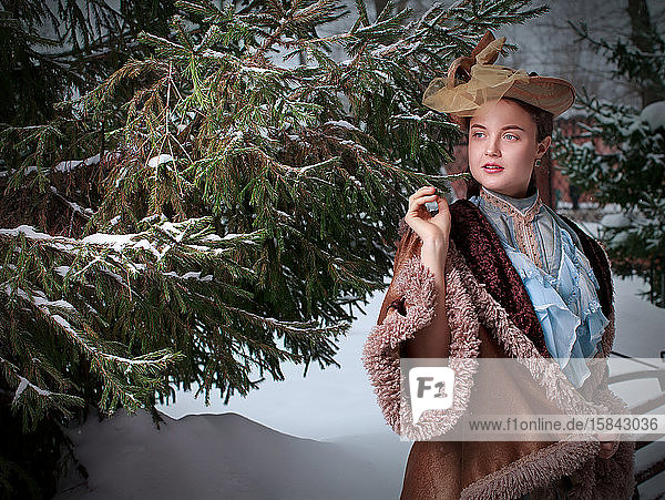 Schöne russische Frau in einem Vintage-Kleid. Russisches Dorf. Winter.