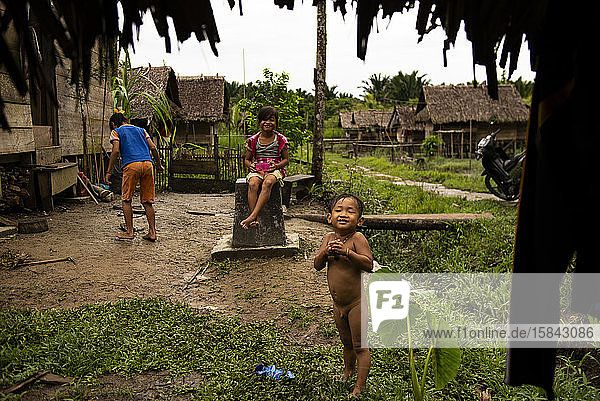 Kinder des Mentawai-Stammes beim Spielen im Hof des Hauses