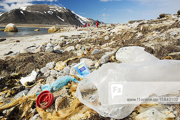 Plastikmüll an einem abgelegenen Strand in Nordsvalbard  nur etwa 600 Meilen vom Nordpol entfernt. Die Plastik wurde von Meeresströmungen an Land gespült.