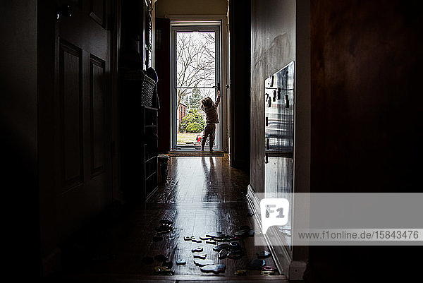 Ein Kleinkind versucht  seine Haustür zu öffnen.