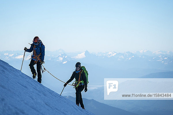 Zwei Bergsteigerinnen wandern auf einen Gletscher auf dem Mt. Baker  WA.