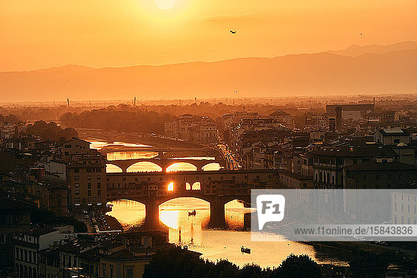 Malerische Stadtlandschaft mit Brücken über den Fluss bei goldenem Sonnenschein