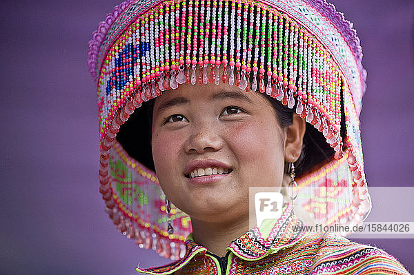Einheimische junge Hmong-Dame in traditioneller farbenfroher Kleidung