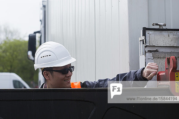 Arbeiter draußen beim Öffnen eines Containers