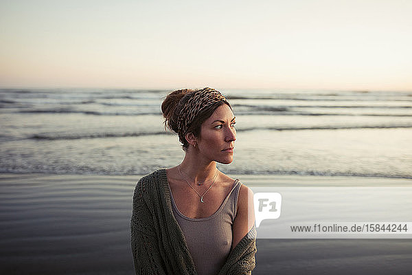 Schöne Frau am Long Beach bei Sonnenuntergang in Tofino