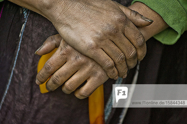 Hände einer Hmong-Frau schmutzig von IndigoÂ's Farbe