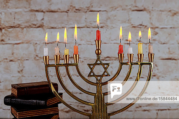 Fröhliches Chanukka zum jüdischen Feiertag Chanukka mit Menorah