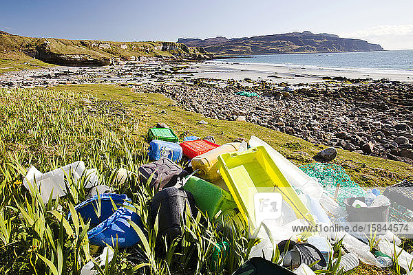 Plastikmüll der im Singsand an der Westküste der Isle of Eigg Schottland Großbritannien angespült wurde.