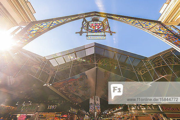 La Boqueria Markteingangstor im Sommer mit Sonneneinstrahlung