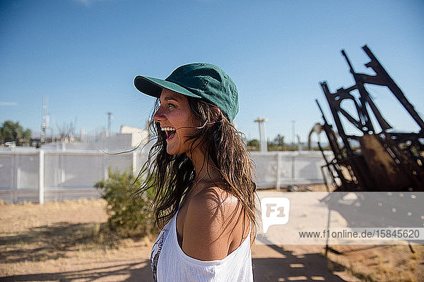 Eine abenteuerlustige Frau lächelt bei der Erkundung der Wüste