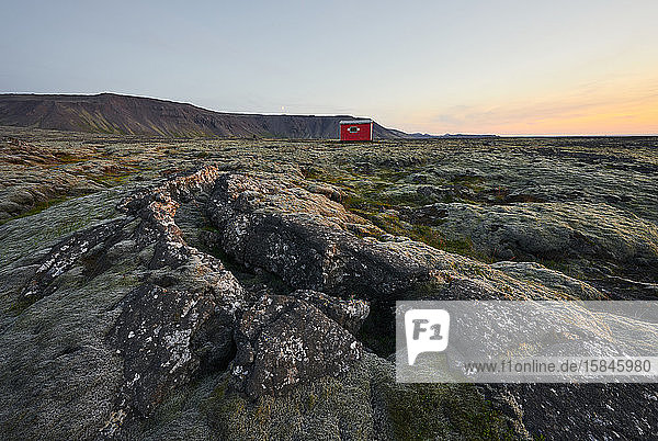 Landschaftlich reizvoller Felsstandort mit Hütte bei Sonnenuntergang