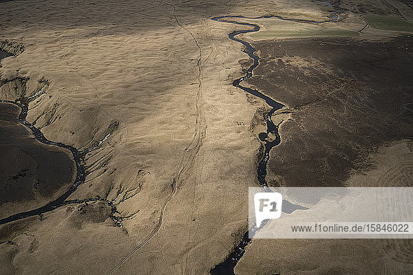 Luftaufnahme des Flusses  der durch das Tal im Süden Islands fließt