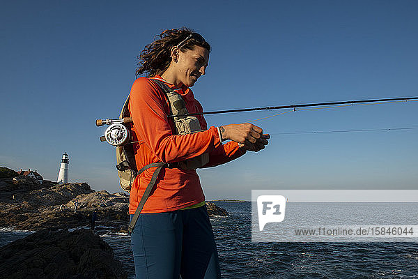 Eine Frau beim Fliegenfischen in Maine.