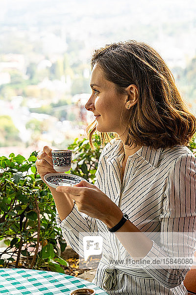 Junge Frau genießt im Urlaub in Istanbul eine Tasse türkischen Kaffee