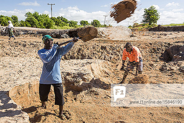 Malawier  die in der Nähe von Chikwawa  Malawi  Flussbettsand für Bauzwecke schaufeln.