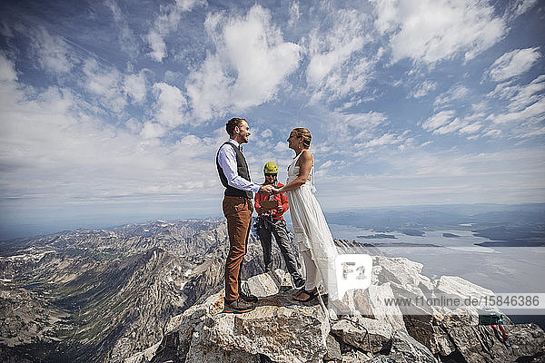 Ein Mann und eine Frau heiraten an einem sonnigen Tag auf einem Berggipfel  Wyoming