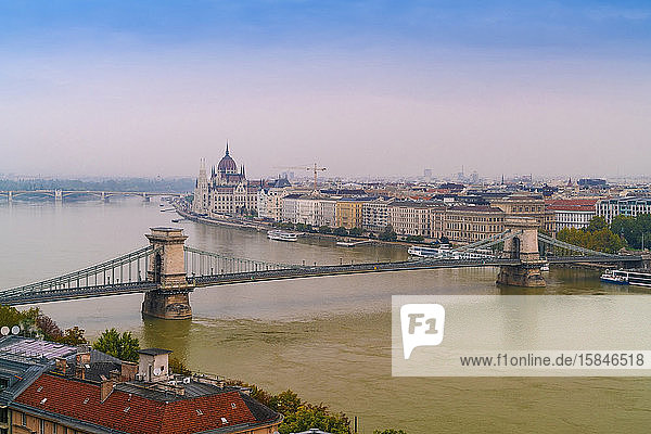 Blick auf die Kettenbrücke  die Donau und den Parlamentspalast  Pest