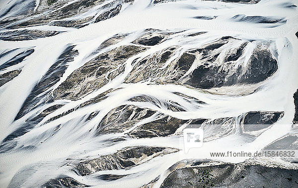 Eingefrorene Flussläufe bedecken kaltes Berggebiet