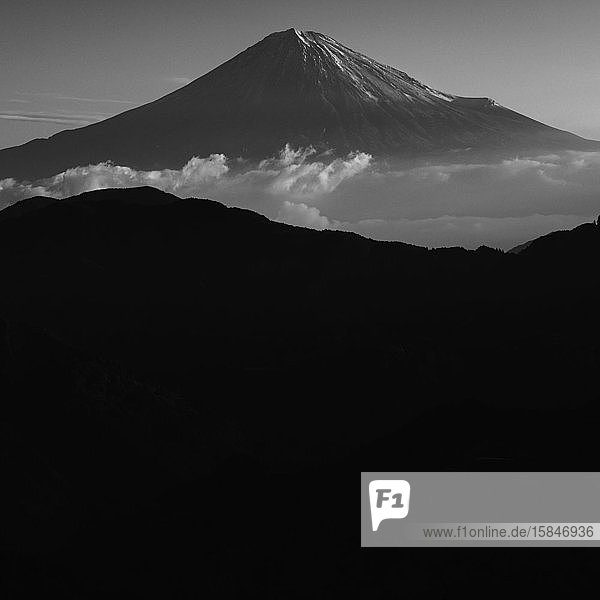 Blick auf den Berg Fuji mit einem Wolkenmeer bei Sonnenaufgang an einem friedlichen Morgen