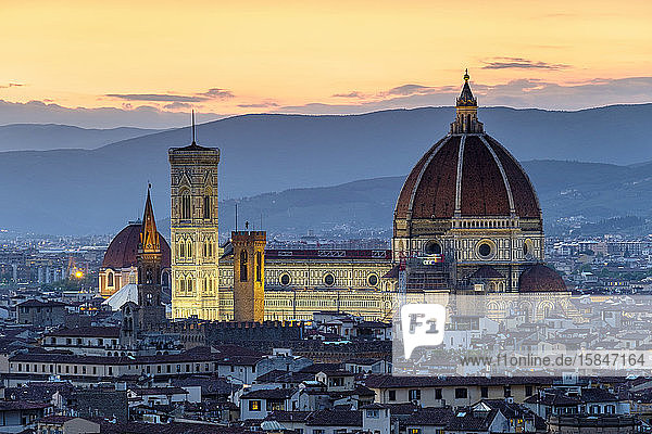 Dom von Florenz und Gebäude in der Altstadt bei Sonnenuntergang  Florenz (Florenz)  Toskana  Italien