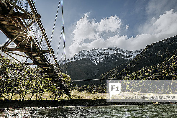 Eine Fussgänger-Hängebrücke über den Matukituki-Fluss  Neuseeland