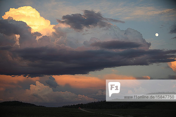 Dramatischer Himmel bei Sonnenuntergang in der süd-östlichen Prärie von Wyoming.