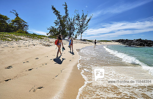 Drei Freunde spazieren entlang des Ozeans in Richtung Makalawena Beach  Hawaii
