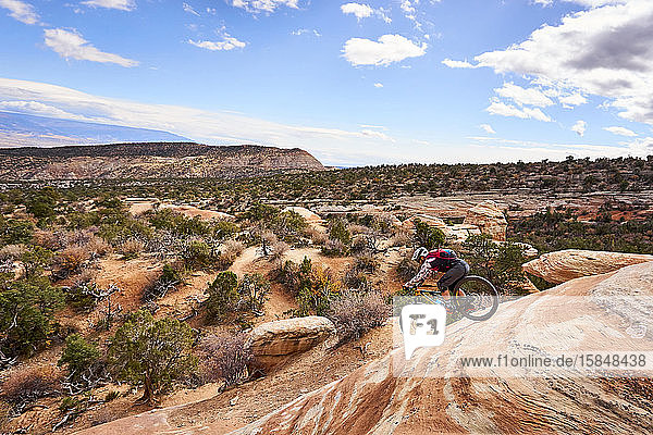 Ein Mann auf seinem Mountainbike in der Wüste von Colorado.