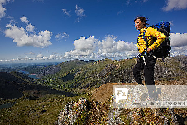 Frau mit Rucksack mit Blick auf den Snowdonia-Nationalpark