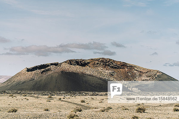 Ansicht des Vulkans Cuervo auf Lanzarote in voller Länge
