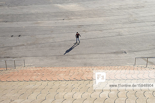 Junge Bursche skateboarden in einem Stadtpark an einem sonnigen Tag