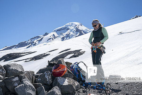 Bergsteigerin sichert ihren Klettergurt im Basislager Mt. Baker