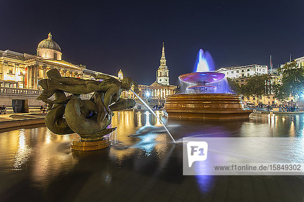 Trafalgar Square bei Nacht mit der Nationalgalerie im Hintergrund