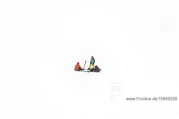 Kleine Gruppe ruht sich beim Skifahren aus  mitten im weißen Nirgendwo