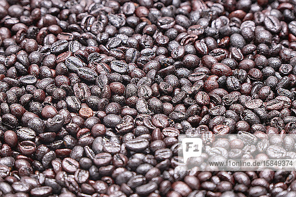 Geröstete Kaffeebohnenbasis. Konzept für Speisen und Getränke