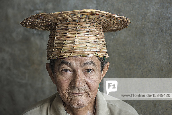 Japanischer Nachkomme trägt einen Bambushut  der zum Transport von Waren verwendet wird