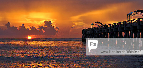 Sonnenaufgang vom Pier am Lake Worth Beach  Florida