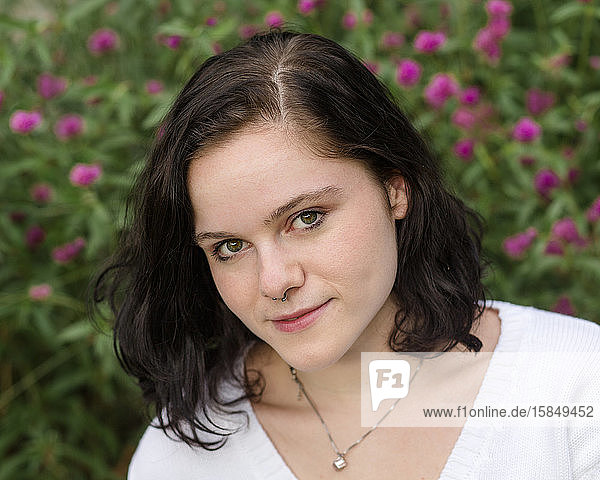 Porträt eines Teenagers mit intensivem Lektorat und einem Nasenring von Blumen