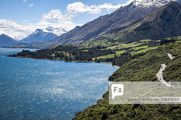 Malerische Bauernhöfe schneebedeckte Berge Straßen- und Seenlandschaft in Neuseeland