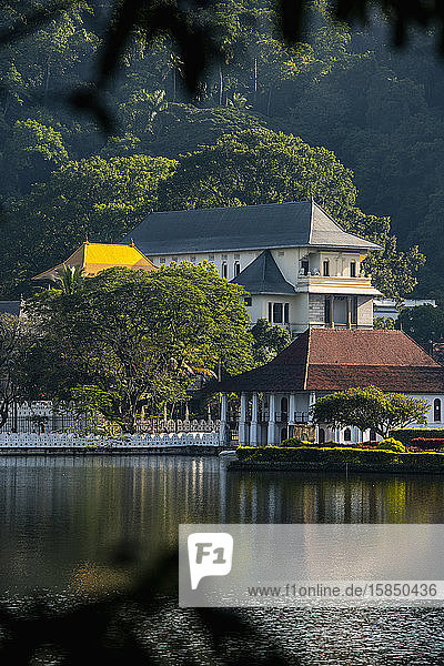 der Tempel des Reliktes des heiligen Zahns in Kandy vom See aus sehen