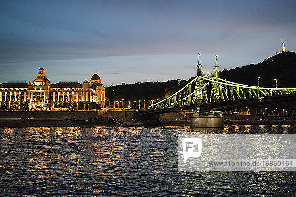 Die Donau bei Nacht mit dem Danubius Hotel GellÃ©rt und der FreiheitsbrÃ?cke