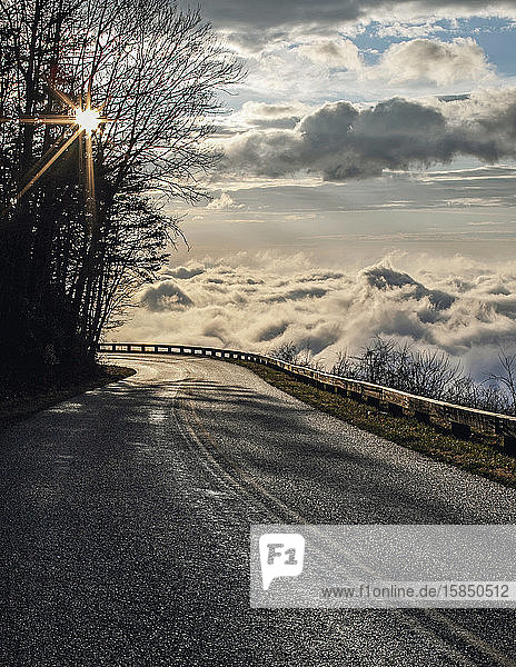 Die Sonne geht über den Wolken auf dem Blue Ridge Parkway in Virginia auf