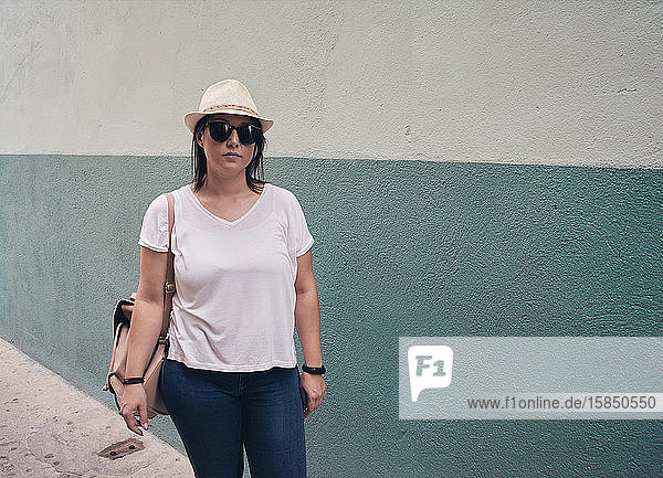Porträt eines Touristenmädchens  das beim Spaziergang durch die Altstadt in die Kamera schaut