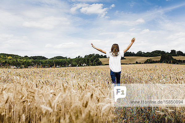 Junges Mädchen beim Spaziergang durch ein landwirtschaftliches Feld