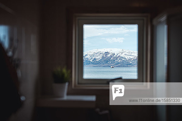 Blick durch ein Hausfenster eines Bootes in Akureyri  Island
