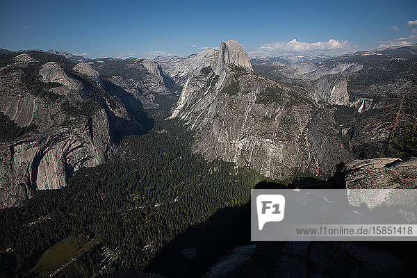 Tenaya Canyon am Fuße des Half Dome im Yosemite National Park  Vernal und Nevada Falls.