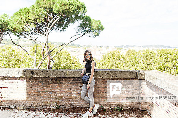 junge Touristen spazieren im Sommer durch die Straßen Roms