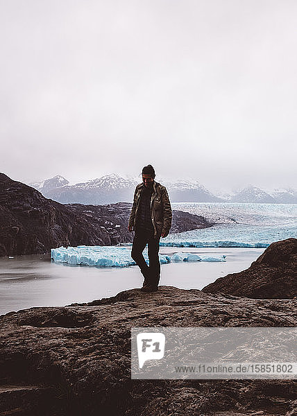 Mann zu Fuss auf Fels am See mit Gletschern
